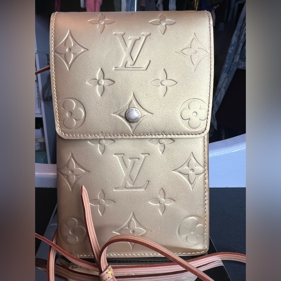 Authentic Louis Vuitton Vernis Crossbody Wallet - Picture 3 of 14